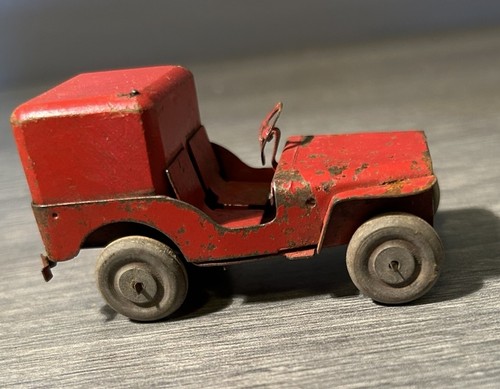Petite voiture ancienne - ancienne, en