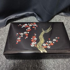 Boîte à bijoux japonaise en laque rouge décoration de fleurs de prune