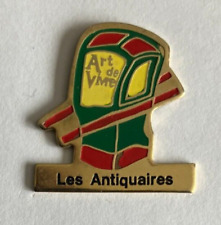 88 - Pin's LES ANTIQUAIRES  - ANCIENNE CHAISE A PORTEUR 17eme - ART DE VIVRE