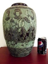 GRAND VASE BIEN-HOA.DECOR DE GUERRIERS DANSEURS-32 CMS-INDOCHINE/1950-SIGNÉ