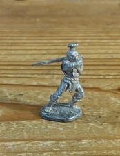 Citadel Warhammer Dungeons and Dragons Barbarian with 2 Handed Sword FA9-2 1982