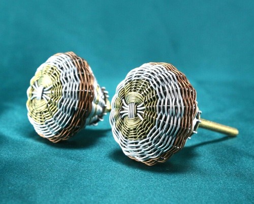 Rare boutons porte en - porte,