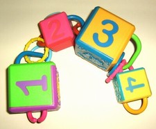 4 GROS CUBES A FACETTES MULTI-ACTIVITES HASBRO POUR JEU BEBE