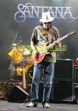 Carlos Santana devant la