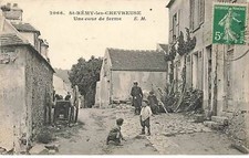 SAINT-REMY-LES-CHEVREUSE - Une cour de ferme