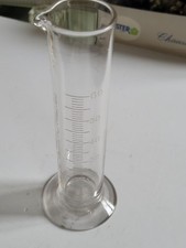 Ancienne eprouvette en verre