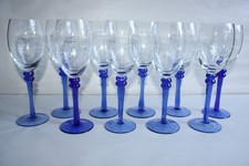 10 verres à vin rouge, à pied bleu, en verre gravé grappe de raisin, h. 20.5 cm