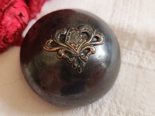 Enorme bouton vintage en métal bombé blason 3,5 cm pied ref 5852