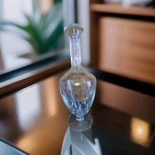 Carafe sur piédouche en cristal taillé de facettes et gouttes d'eau sans bouchon