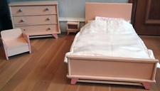 CHAMBRE DE POUPÉE BOIS ancien LIT 68 cm COMMODE 35cm FAUTEUIL TABLE DE NUIT ROSE