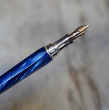 STYLO PLUME MONTEGRAPPA EMBLEMA RESINE BLEUE MARBREE ARGENT MASSIF- PLUME OR 18K