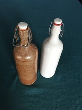 Lot de deux bouteilles en
