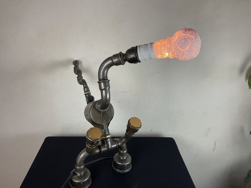 Lampe robot aliène industriel