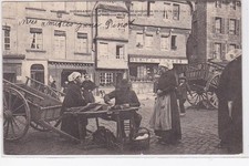 GUINGAMP : le raccommodeur de parapluie un jour de marché - état (une petite