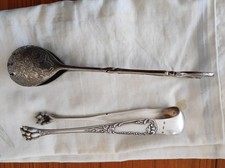 une pince à sucre en métal argenté(poinçons) et 1 pince à salade argentée