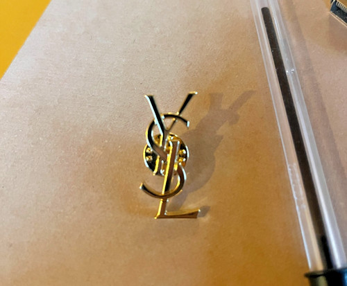 Broche pin ysl - pin's, monogramme
