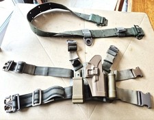 Holster de cuisse type Beretta avec porte chargeur et porte lampe.