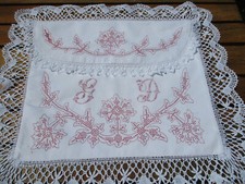 Pochette pour lingerie brodée main rouge et blanc dentelle fuseaux main ancienne