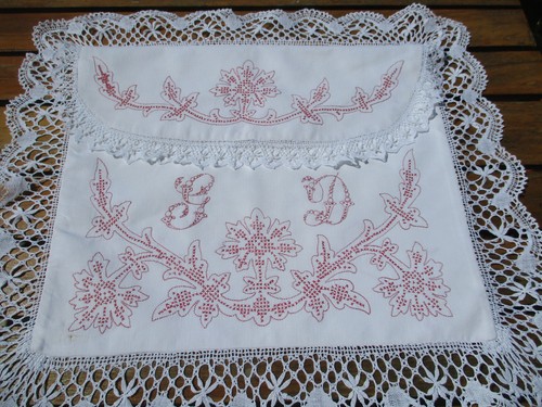 Pochette pour lingerie brodée