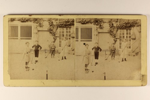 Jeux des enfants billes - billes, cour
