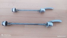 Paire d'axes de roues à