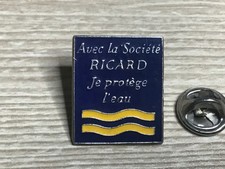 pins RICARD Je protege l eau. boisson alcool anisette pastis FRANCE