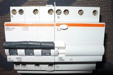 DISJONCTEUR DIFFERENTIEL TETRAPOLAIRE 32A 30mA COURBE C MERLIN GERIN TRIPHASE +N