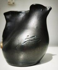 Vase ou pichet zoomorphe en céramique émaillée noir mat en forme d’oiseau