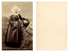 Bretagne, Jeune femme à la