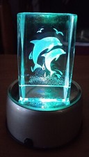 RARE ! CUBE 3D CRISTAL "SAUT DE 2 DAUPHINS" GRAVE AU LASER POUR SOCLE A LED