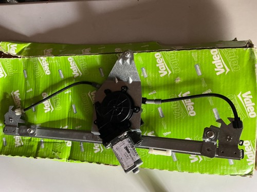 Moteur mécanisme lève - moteur, et