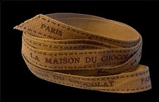 RUBAN MARRON CLAIR LA MAISON DU CHOCOLAT PARIS LETTRES MARRON LONGUEUR 1,07mètre