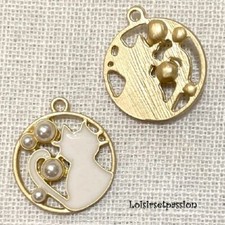 CHARM BRELOQUE - CHAT BLANC PERLE NACRÉE, ROND, Métal Doré ** 20 x 22 mm ** 164