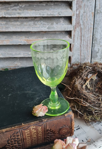 Ancien verre ouraline sur - verre, pied