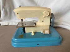 jouet ancien. Machine à coudre marque MC (Ma Cousette) tôle et plastique