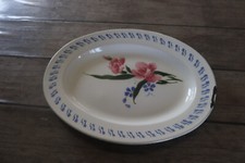 Ancien plat de service en tole émaillé 39.5 cm / 31.3 cm , motifs de fleurs