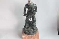 Statue Pompier sauvant un