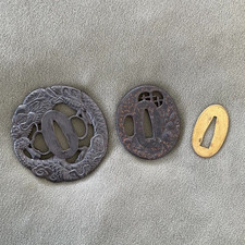 Lot de 3 anciens raccords d'épée japonais Katana Tsuba et Fuchi fer dragon