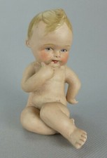 FIGURINE BEBE ASSIS DOIGT EN BOUCHE BISCUIT CERAMIQUE PORCELAINE PIANO BABY 659