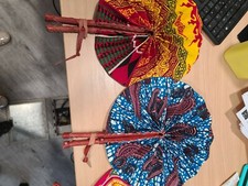 Jolie Eventail en pagne africain et cuir, neuf, très solide et fait main.