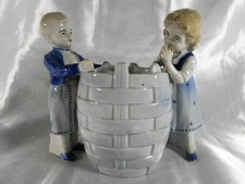 FIGURINE JARDINIÈRE GARÇON & FILLE EN PORCELAINE DANS LE GOUT ROYAL COPENHAGUE