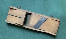 ANCIENNE RAPPE MANDOLINE DE CUISINE ANCIENNE - ORIGINE SUISSE - BOIS ET MÉTAL