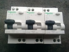 1 x disjoncteur différentiel