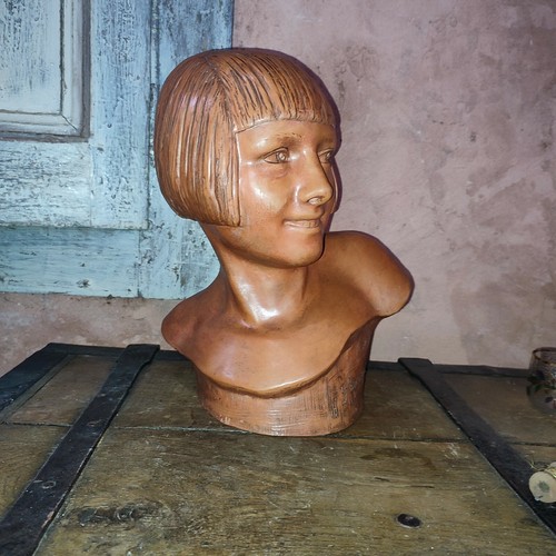Buste jeune femme terre - jeune, en