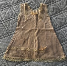 Robe ancienne de poupée dentelle