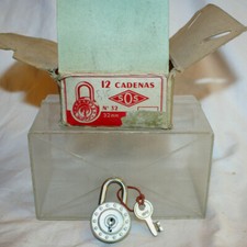 8 CADENAS SOS ANCIENS avec clés ,diamètre 32mm, boite d' origine, jamais servis