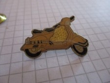 VESPA SCOOTER - PIAGGIO 1946 - PRIVATE COLLECTION - RARE VINTAGE PIN - us4