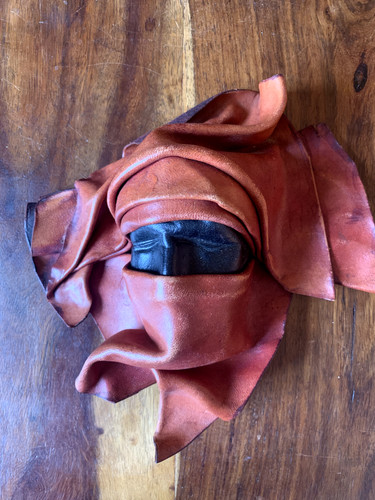 Masque cuir rouge noir - en,