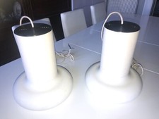 Paire de suspensions en métal blanc et plastique noir. H: 32 cm  Dlg RAAK