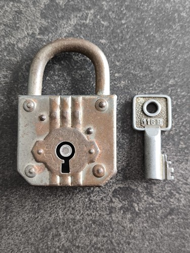 Cadenas ancien avec clé